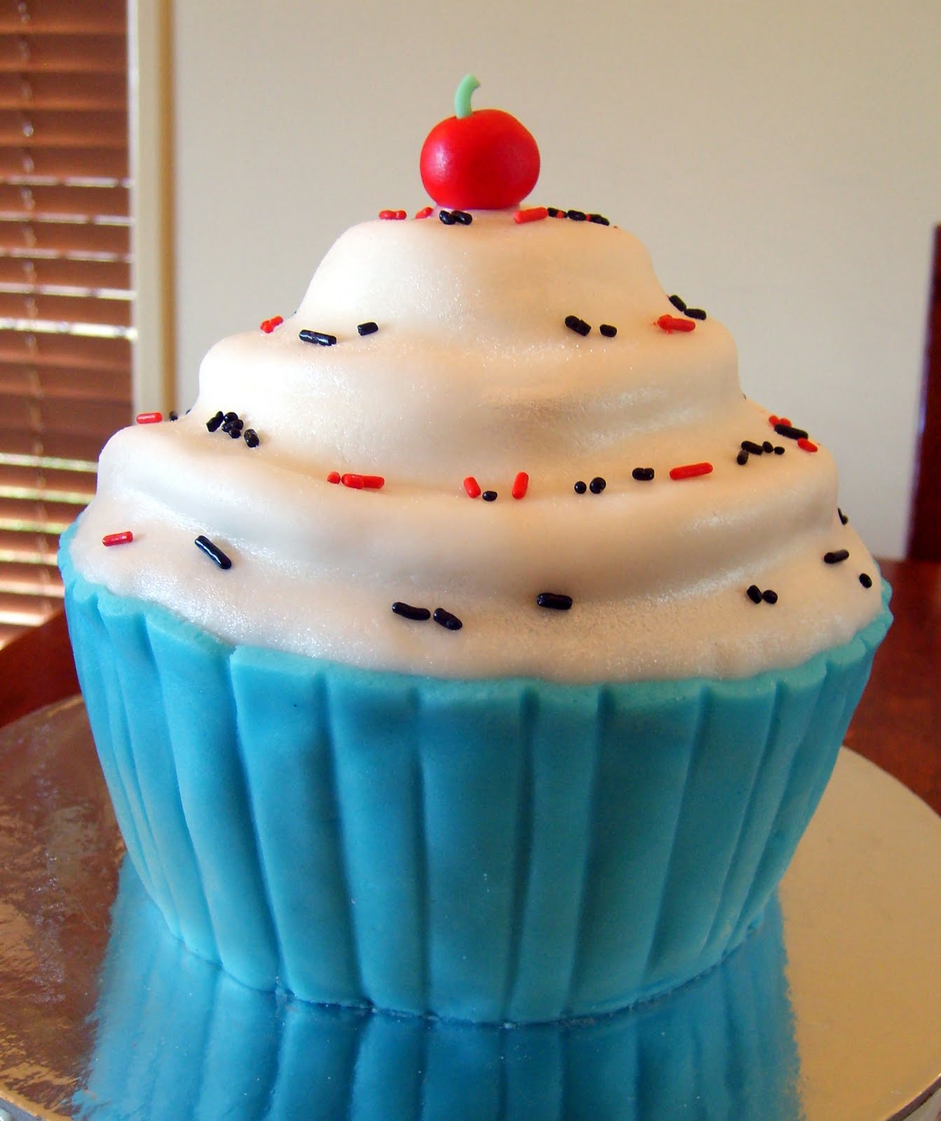 cool cake ideas for girls Giant cupcake cake. Chocolate cake, vanilla buttercream and fondant 