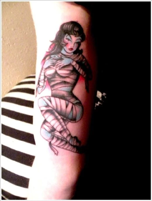  chica con tatuaje de pin up