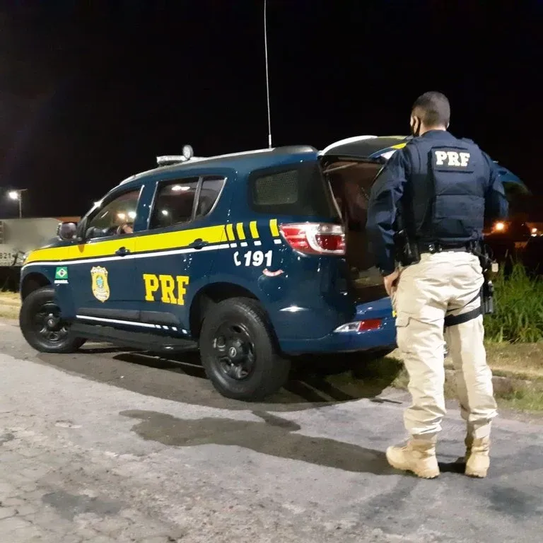 PRF prende ocupantes de veículo durante fiscalização na BR 381