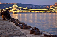 Green Pear Diaries, arte, esculturas, estatuas, Los zapatos en el Paseo del Danubio, Budapest, Hungría