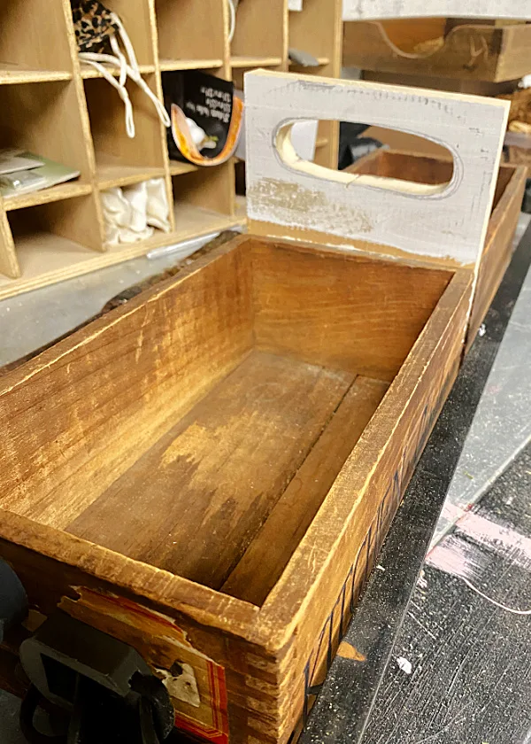 crate with handle in center