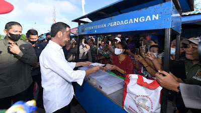 Seorang Remaja Teteskan Air Mata Sodorkan Secarik Kertas ke Presiden Jokowi 