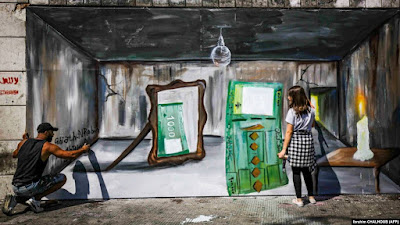 على أحد جدران طرابلس بلبنان يرسم الفنان السوري الفلسطيني غياث الروبة لوحة جدارية مستوحاة من ارتفاع الدولار في لبنان.