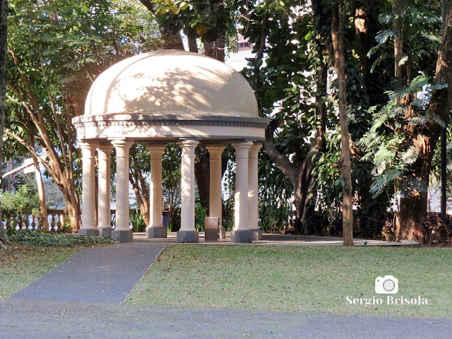 Vista ampla do gazebo no jardim do Palacete Veridiana da Silva Prado