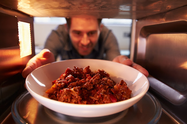 usar o microondas vai além de só esquentar comida