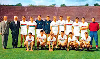 SELECCIÓN DE HUNGRÍA - Temporada 1965-66 - Dr. Botar (médico), Lajos Baróti (seleccionador), Tichy, Sipos, Geczi, Gelei, Meszöly, Matrai, Solymosi, Szepesi, Ihasz e Illovzky; Gorocs, Farkas, Bene, Rakosi, Fenyvesi y Matez - Seleccionados de Hungría posan antes del Mundial de Inglaterra, en el que fueron eliminados en cuartos de final por la Unión Soviética