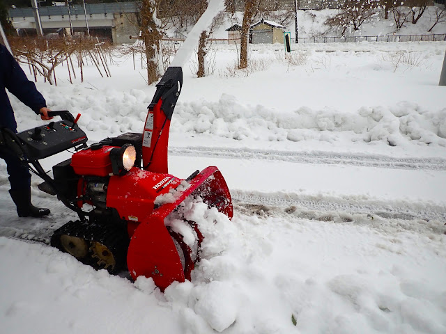 家用的汽油引擎鏟雪機。