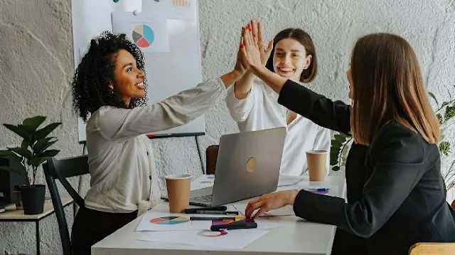 Las personas que creen firmemente que el fracaso es un precursor necesario del éxito tienden a ser menos motivadas para ayudar a otros en dificultades, bajo la suposición equivocada de que estos resolverán sus problemas por sí mismos.