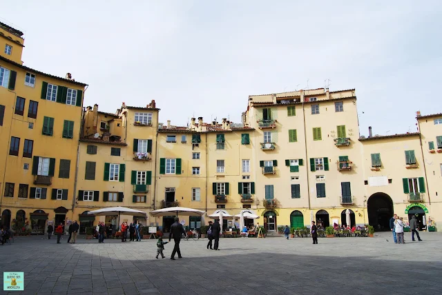 Plaza del Anfiteatro en Lucca, Toscana