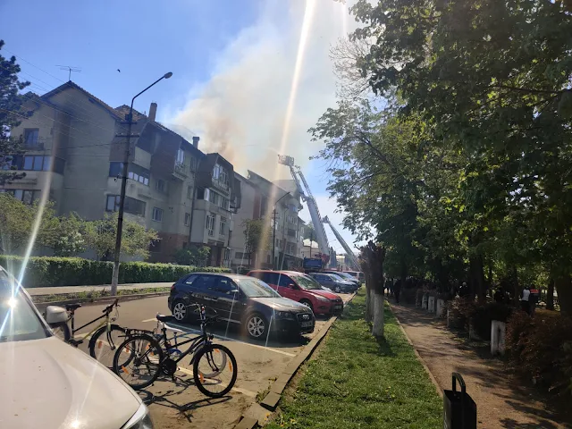 Incendiu la acoperișul unui bloc de locuințe din Rădăuți