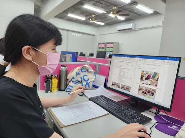 ▲芬園就業服務台運用婦女再就業計畫「自主訓練」及「婦女再就業」獎勵協助離開職場15年的小琳提升職能獲聘長照機構行政助理。（中彰投分署提供）