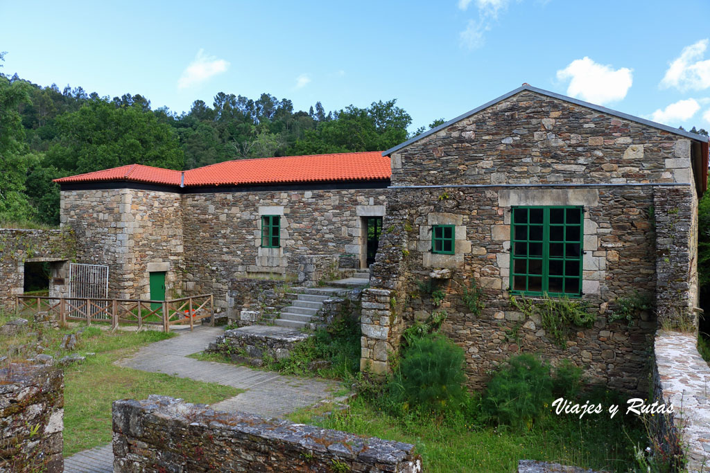 Dependencias monacales y claustro de Carboeiro