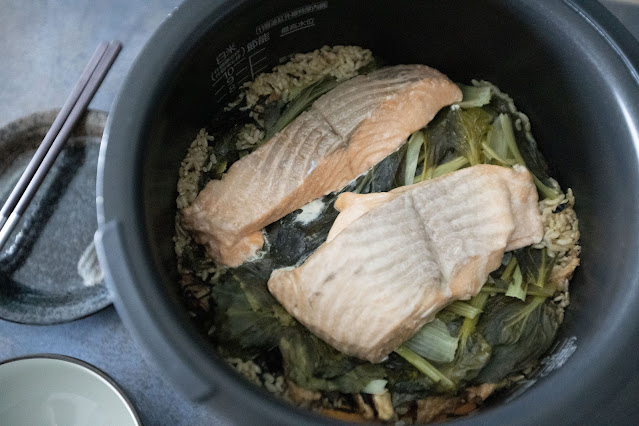 Salmon and dashi takikomi gohan using brown rice