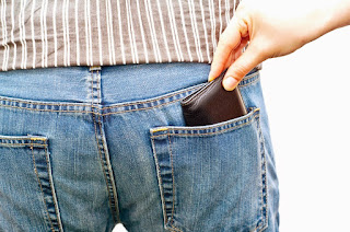 http://grinreads.blogspot.com/2015/04/how-pick-pockets-trick-your-mind.html