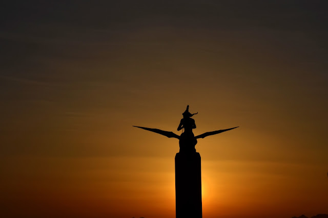 A fada e o dragón. Paseo alfonso Vigo. Puesta de Sol