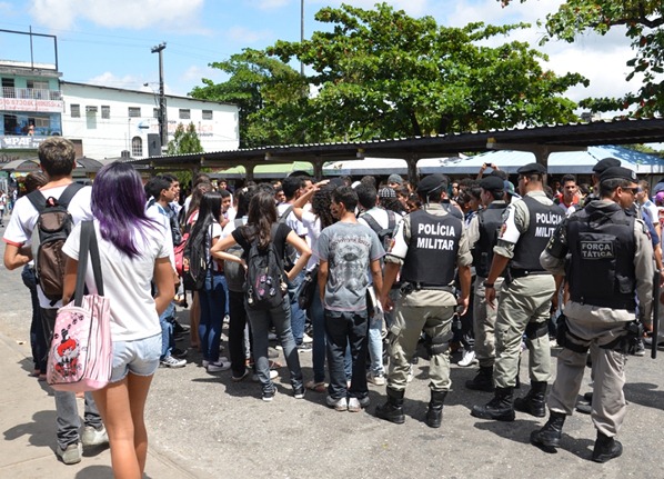 Estudantes e Policias conversando após tumulto