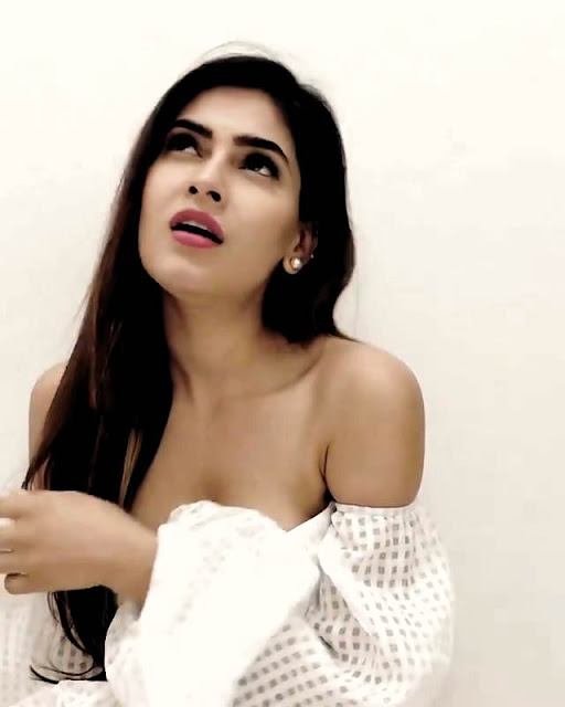 Gallery Foto Artis Cantik Muda India Karishma Sharma dan Biodata Singkat