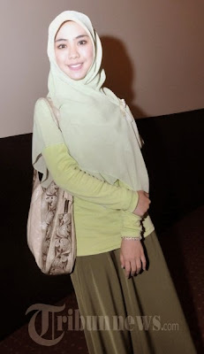 Contoh Model Baju Muslim Untuk Pergi Kuliah ala Oki Setiana Dewi loakqd