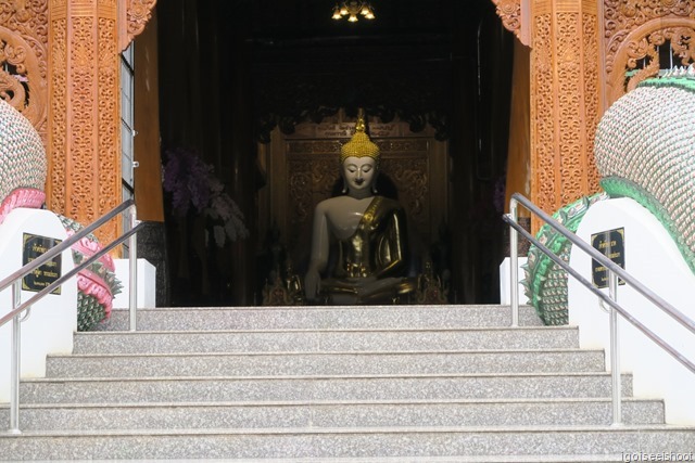 Looking inside temple at Wat Ban Den.