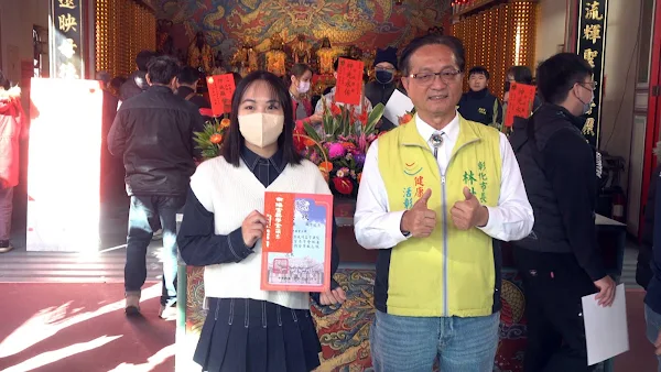 ▲南瑤宮獎學金頒發近146萬，共有899名學子獲得獎學金，彰化市長暨南瑤宮管理人林世賢出席活動並致詞，祝賀獲獎學子，一一與獲獎同學拍照合影。（記者林明佑攝）