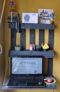 http://manualidades.facilisimo.com/blogs/mas-manualidades/diy-escritorio-a-partir-de-un-palet_1213607.html