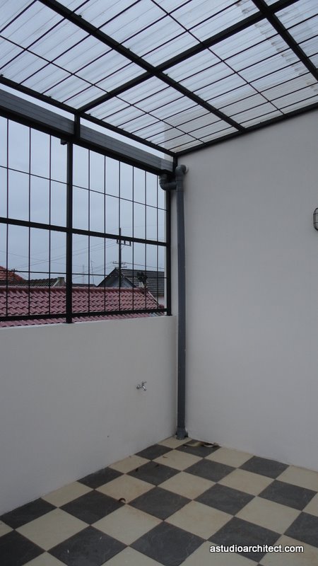 a Contoh atap  awning polycarbonate untuk area jemur dak atas