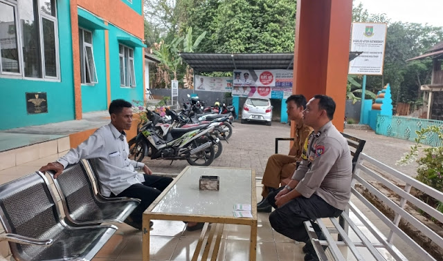 Jalin Silahturahmi, Bhabinkamtibmas Polsek Pulomerak Polres Cilegon Dialogis dengan Staff Kelurahan