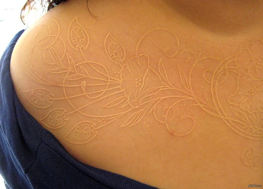 tatuaje de tinta blanca