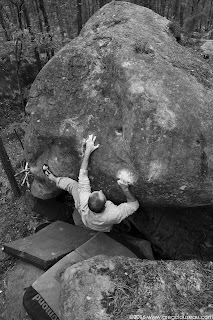 Xavier à l'assaut du Surplomb de la Coquinette, 7A+, Franchard