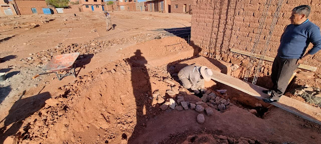 Eine Kirche wird gebaut in Pampa Colorada Bolivien während in Europa schon viele abgerissen werden. Der Neubau geht sehr schnell voran. Hierbei können sie uns unterstützen, wenn ihnen unsere Arbeit gefällt.