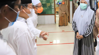 Safari Ramadhan, Gubernur Khofifah Sholat Tarawih Berjamaah di Masjid Al Falah Surabaya