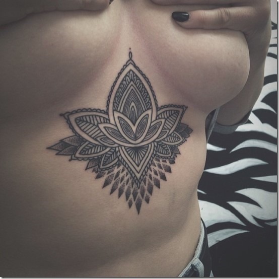 ornement_floral_tatouage_sous_la_poitrine