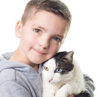 Niño con labio hendido y heterocromía que sufría bullying en la escuela encuentra consuelo en su gatito adoptado