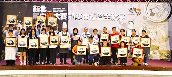▲新北黑白切大賽頒獎典禮暨全豬宴市集，新北市長侯友宜與畜產大縣彰化縣長王惠美及雲林縣長張麗善三首長與會，共同提倡國人多多購買國產豬肉。（彰化縣政府提供）
