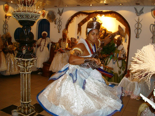 Хореографический танец во время церемонии кандомбле. Баия, Бразилия