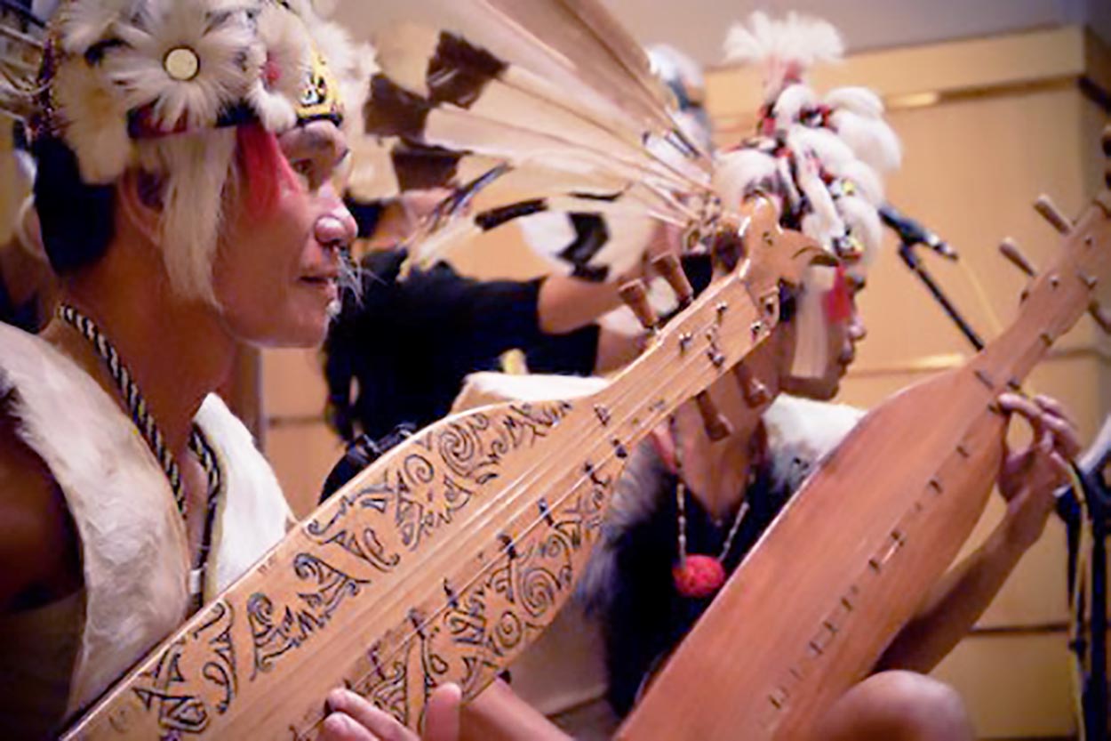 Sampe Alat  Musik  Tradisional Suku  Dayak  di Kalimantan 