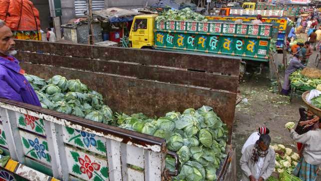 অবরোধে আটকে গেছে সবজি