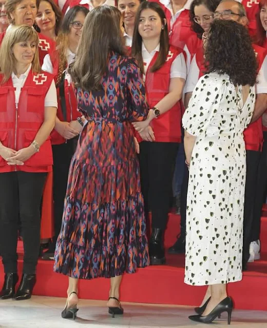 Queen Letizia wore a new ocean printed dress by Philippa 1970. Carolina Herrera fuchsia leather bag and Carolina Herrera pumps
