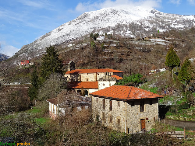 Vistas hacia la Colegiata de Santa María de Tanes en el concejo asturiano de Caso