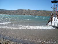 Temporal de viento, desanimó a los habitúes del  lago.-