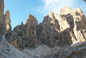 Dolomiti_di_Brenta_-_Sfulmini_e_Campanile_Basso