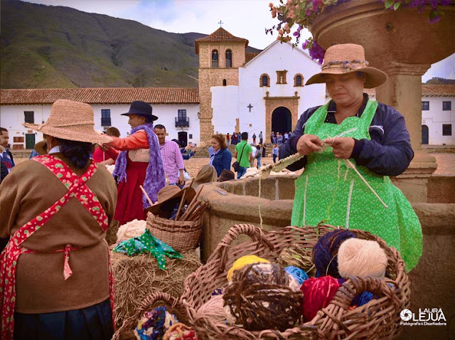 Mujeres tejiendo en la plaza principal de Villa de Leyva