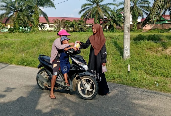Keluarga Besar SMPN Srijaya Makmur Berbagi Takjil di Desa Srijaya Makmur dan Kelumpang Jaya