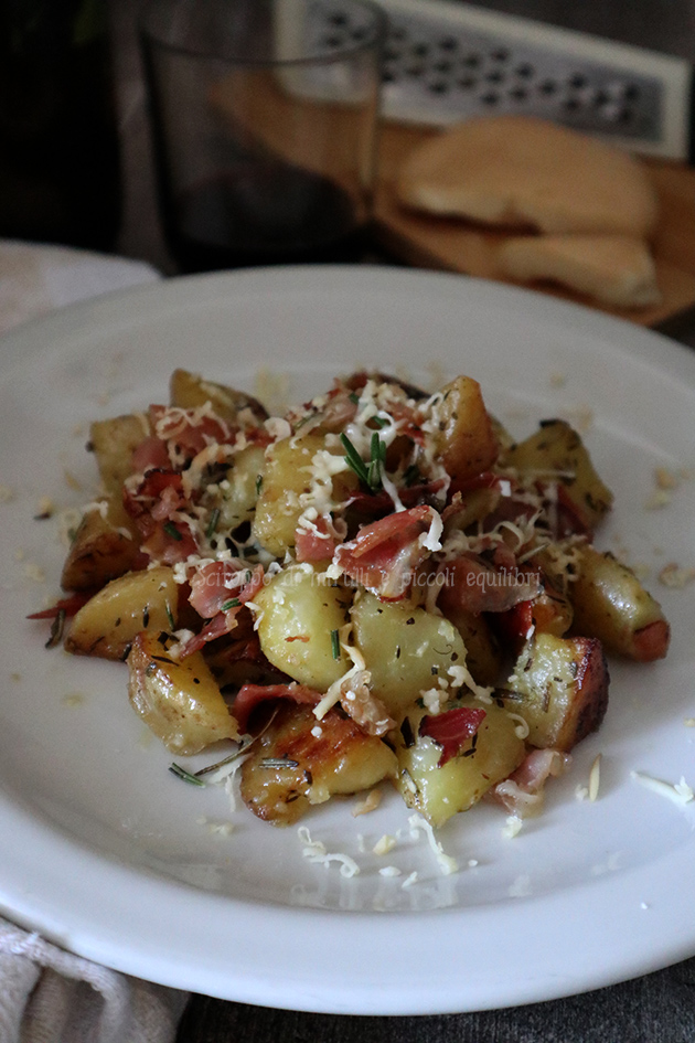 Patate in padella con speck croccante e scamorza affumicata