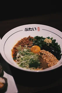 마제소바로 먼저 허기를 달래보았습니다. 다양한 맛을 한 입에 느낄 수 있었어요.