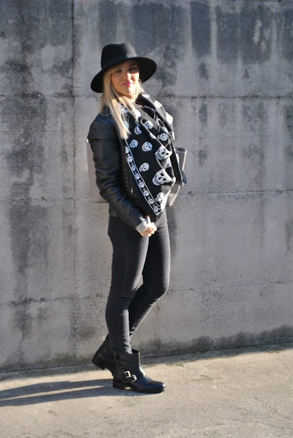 outfit jeans neri come abbinare i jeans neri abbinamenti jeans neri jeans skinny neri skinny black jeans black jeans how to wear black jeans how to combine black jeans outfit dicembre 2015 december outfits outfit casual invernali outfit casual autunnali outfit sporty fall casual outfit mariafelicia magno fashion blogger colorblock by felym fashion blog italiani fashion blogger italiane blog di moda blogger italiane di moda fashion blogger bergamo fashion blogger milano fashion bloggers italy italian fashion blogger influencer italiane italian influencer italian fashion bloggers 