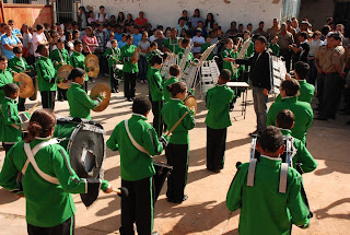 A Banda de Tambores da E. M. Mariana Leite Guimarães se apresenta na solenidade