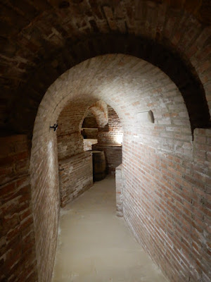 Uno de los pasadizos de la bodega en ladrillo y boveda con arcos de medio puntoc