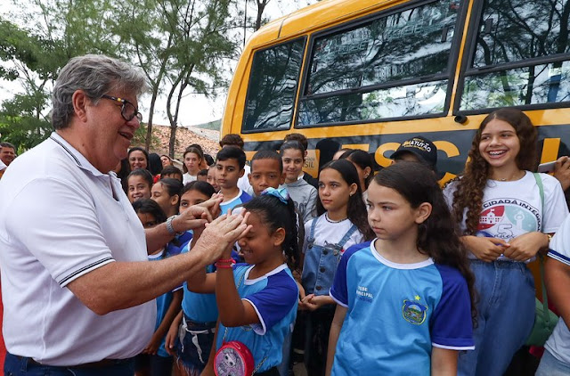 João Azevêdo entrega ginásio, ônibus, reforma de escola e autoriza obras de educação em São José de Princesa e Juru