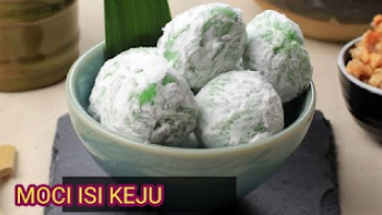 Kue Mochi Keju adalah variasi kue mochi yang memiliki rasa gurih dan lezat berkat tambahan keju sebagai isian di dalamnya. Kombinasi antara tekstur kenyal dan lembut dari mochi dengan kelezatan keju menciptakan pengalaman makan yang memikat dan memuaskan.